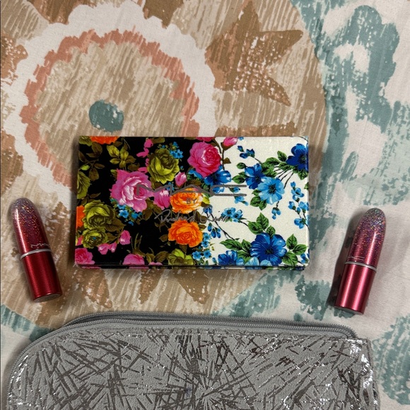 Christmas 🎄 bundle 5- MAC Cosmetics Floral and Silver Key & Card Holder Set - Picture 4 of 10